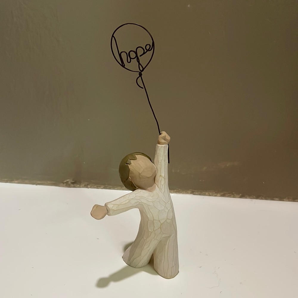 Willow Tree figurine, child with balloon that says “hope”, great condition!